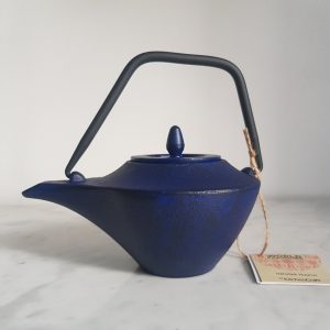 Théière fonte émaillée bleue orientale 450ml, filtre inox amovible, design lampe Aladin