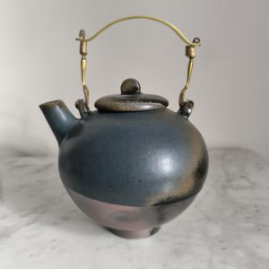 Théière artisanale grès bleu Saint-Amand-en-Puisaye, cuisson bois 40h, anse laiton, 1400ml